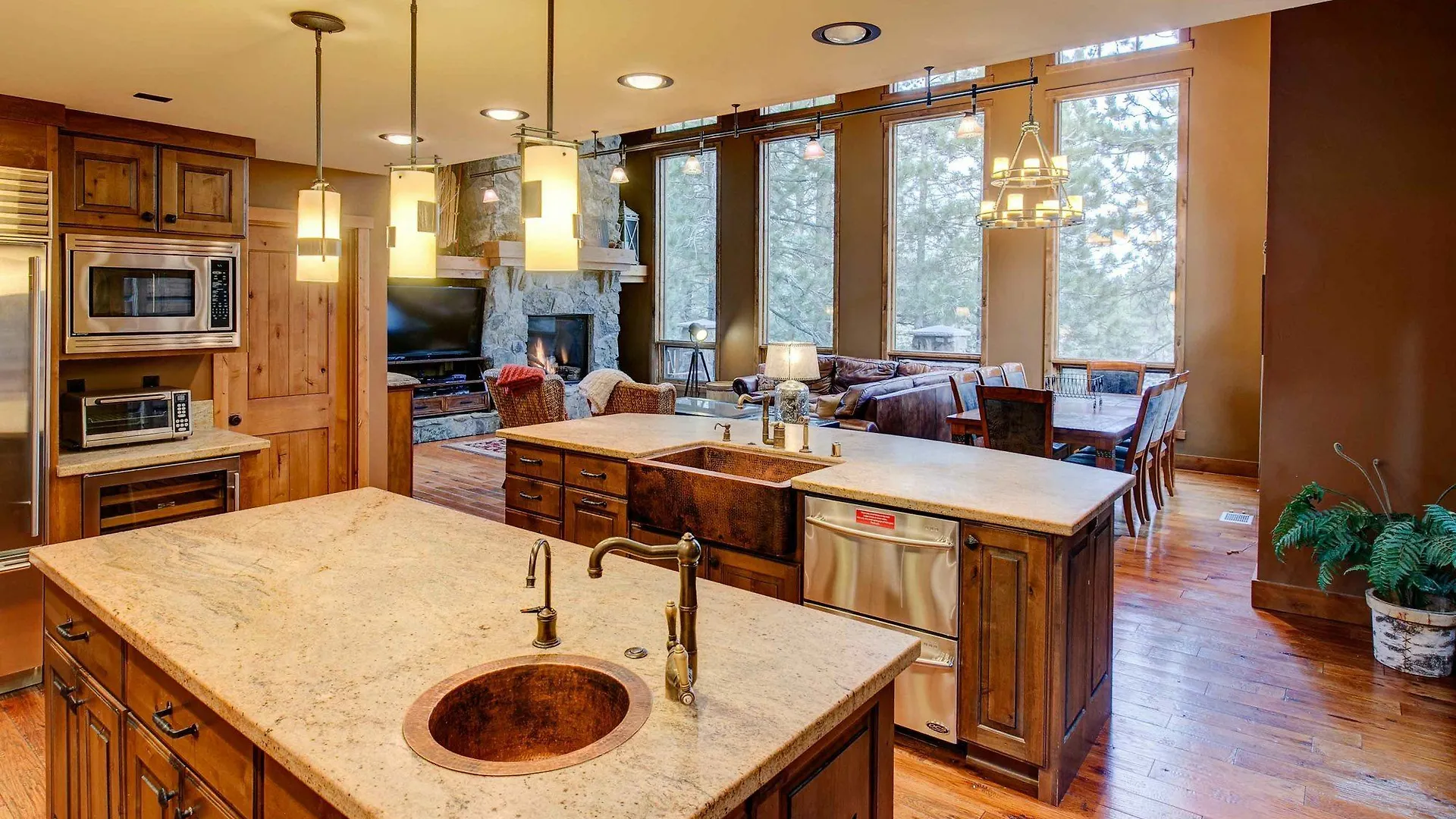 Homestay Stonegate 10 - Remodeled 4 Bedroom Home With Loft & Hot Tub Mammoth Lakes