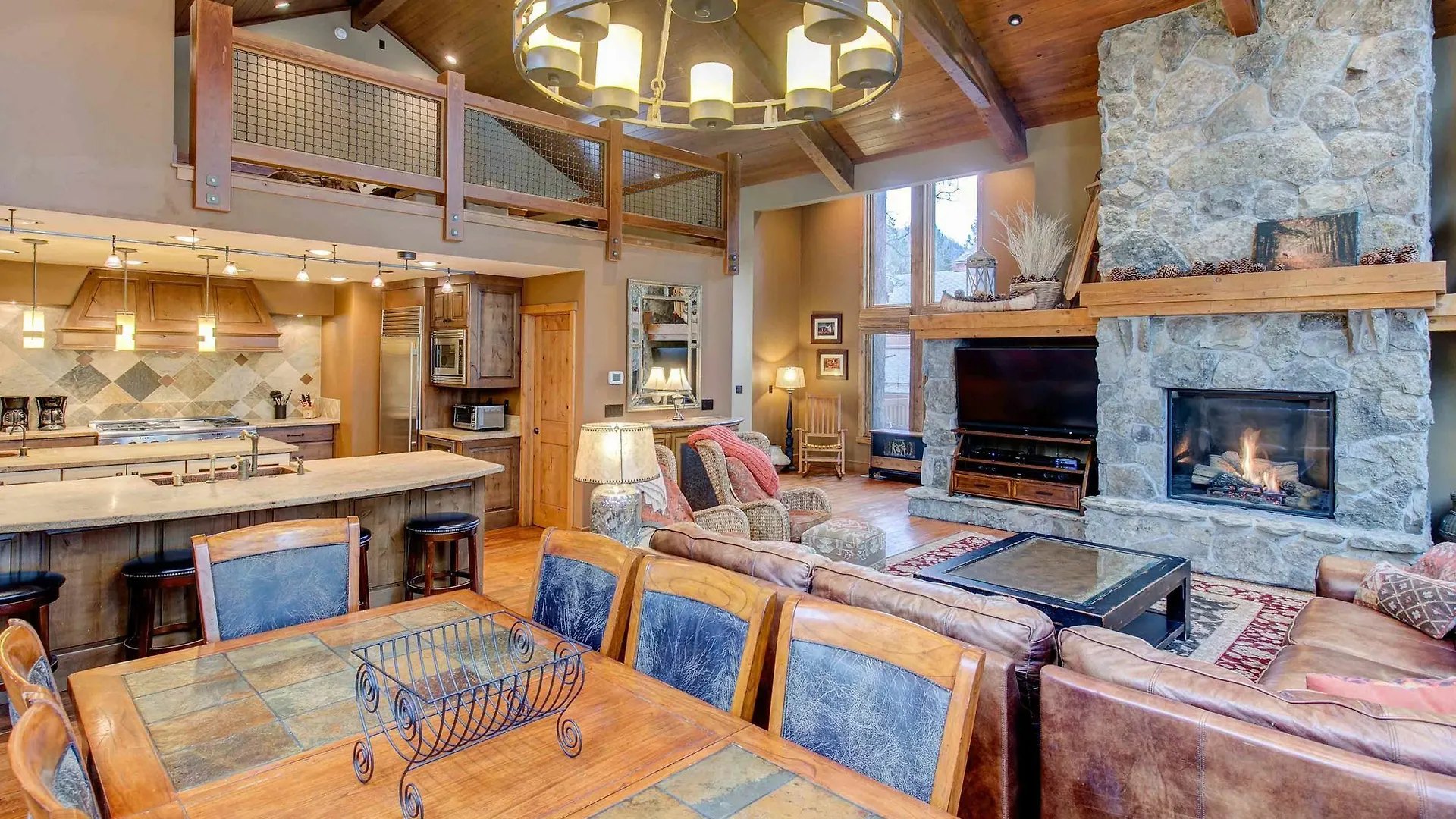 Stonegate 10 - Remodeled 4 Bedroom Home With Loft & Hot Tub Mammoth Lakes Homestay