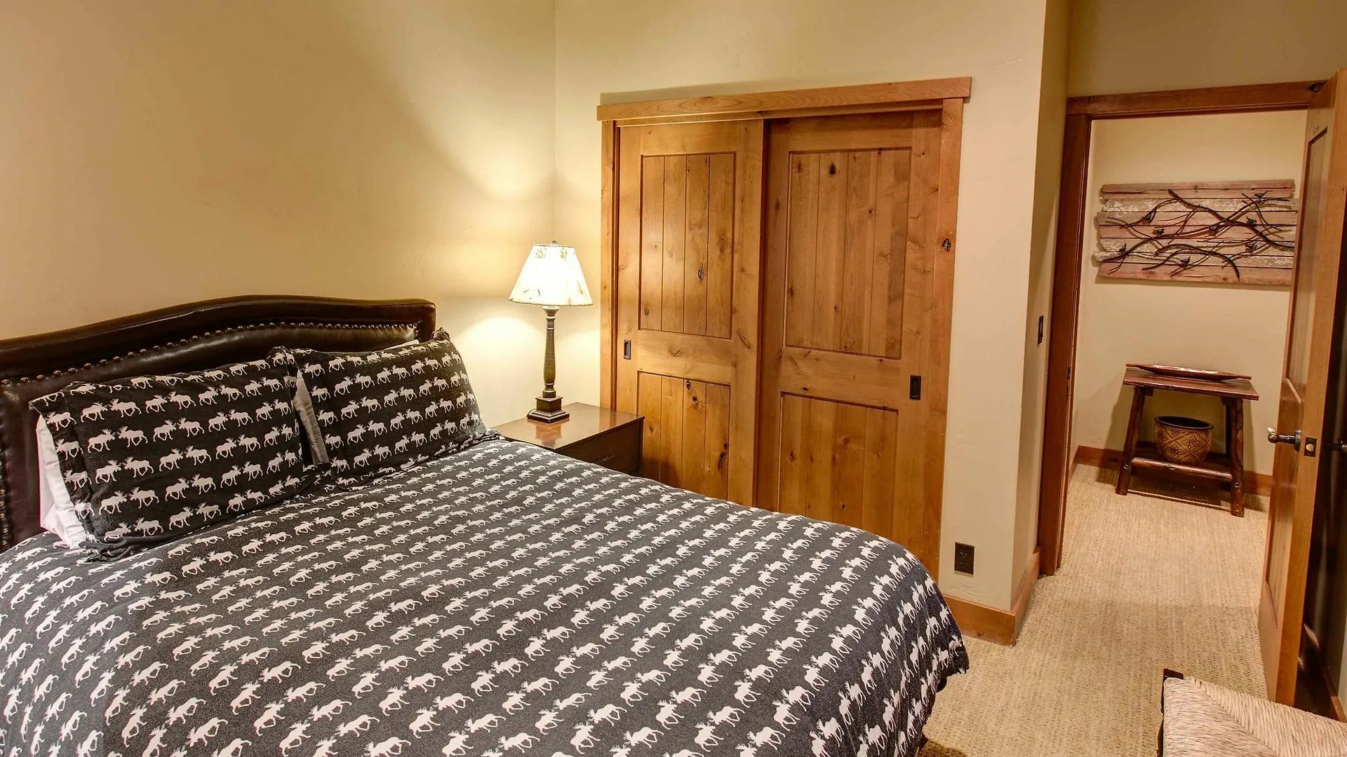 Stonegate 10 - Remodeled 4 Bedroom Home With Loft & Hot Tub Mammoth Lakes
